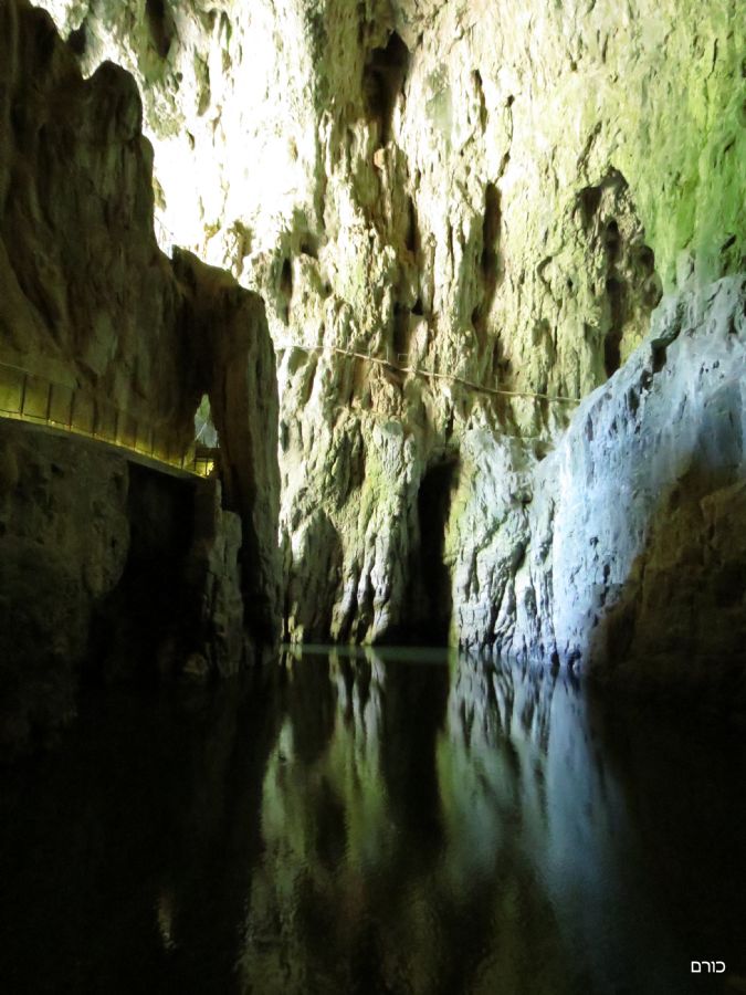 נהר תת קרקעי במערת שקוציאן