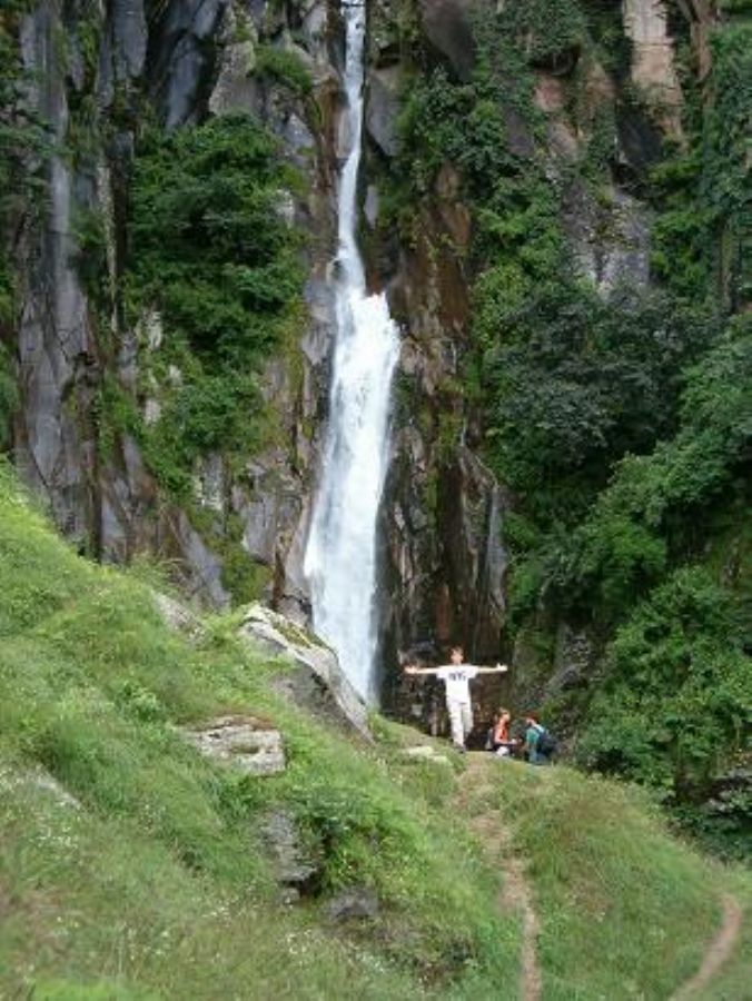 A day trip to a waterfall near Manali