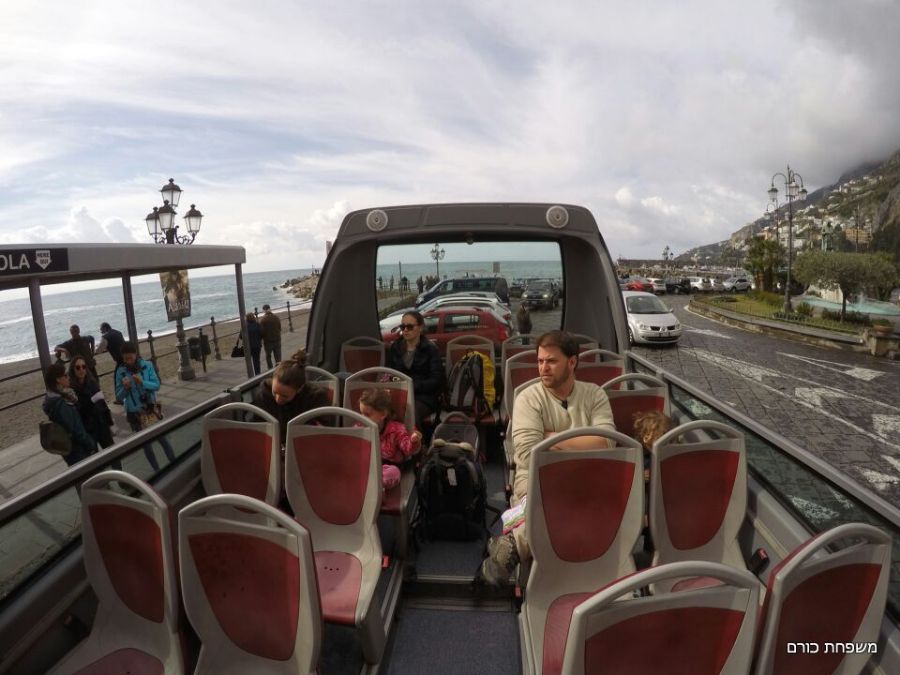 אוטובוס תיירים בדרך לראוולו