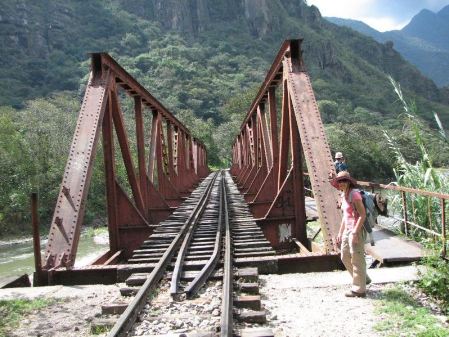 Walking the railroad to Aguas Calientes 